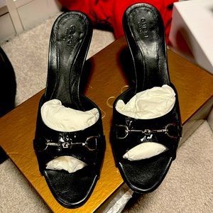 Gucci - Guccisma black patent GG sandal with heel
